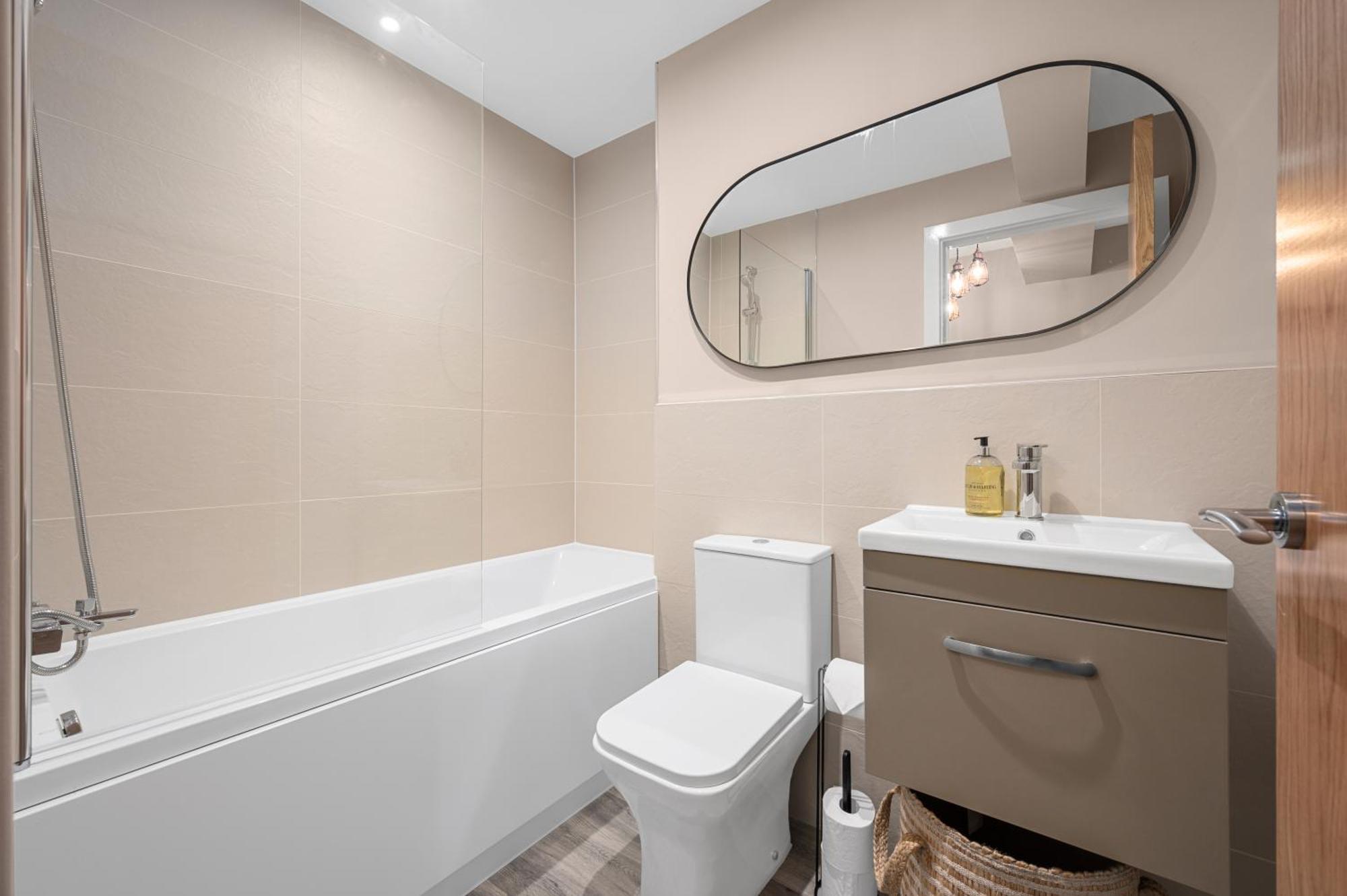 2 Bed Flat Apartment *